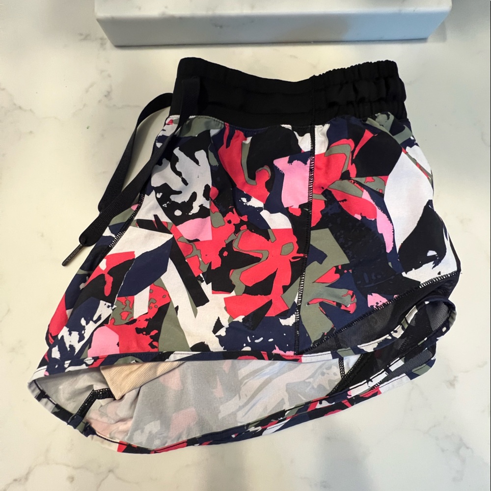 Womens Lululemon 2.5” shorts- size 10.